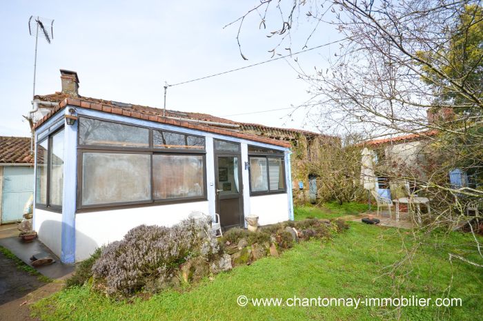 Pour les amoureux de la nature - Bel ensemble de 2 maisons d à vendre SAINT-HILAIRE-LE-VOUHIS au prix de 49500 euros