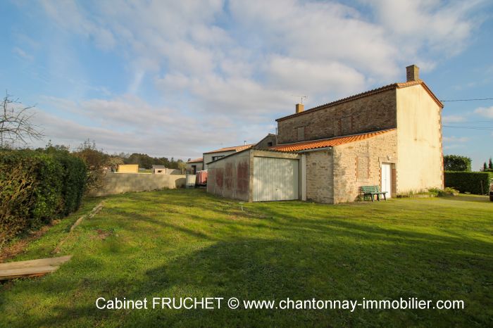 Jolie maison ancienne avec grand terrain attenant à vendre BOURNEZEAU au prix de 153700 euros