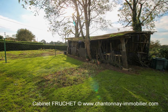 Jolie maison ancienne avec grand terrain attenant BOURNEZEAU immobilier à vendre au prix de 153700 euros