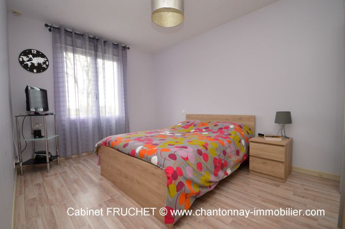 Confortable maison familiale de plain pied, lumineuse et en  CHANTONNAY immobilier à vendre au prix de 273000 euros